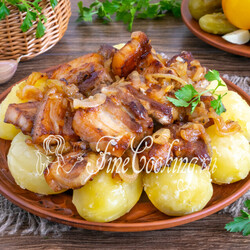 Жареная свиная грудинка с луком на сковороде