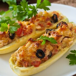 10 рецептов фаршированных кабачков в духовке и на плите — Лайфхакер