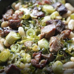 Баранина с фасолью и пореем .