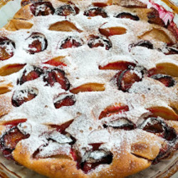 Творожный пирог с яблоками и сливами