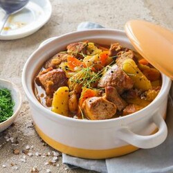 Рагу из бедра индейки с яблоками и курагой