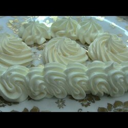 Масляный крем на сгущённом молоке для наполнения и украшения.