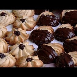 Печенье курабье и валентинки.