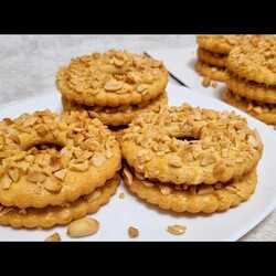 Рекомендую Вам "Песочные кольца с орехами".Печенье, коржики.