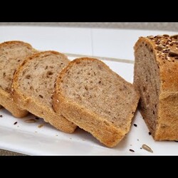 С семенами цельнозерновой хлеб.