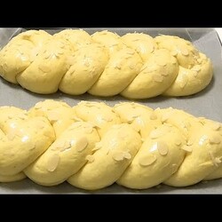 Пышное, волокнистое тесто.Финская Пулла-сдобная плетёнка/Finnish Pulla is a rich braid.