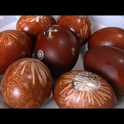 ПАСХАЛЬНЫЕ ЯЙЦА крашенные в луковой шелухе.