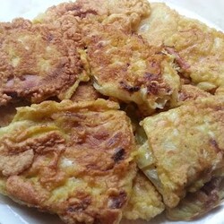Жаренная капуста с начинкой в кляре / Cabbage envelopes stuffed fried in batter.