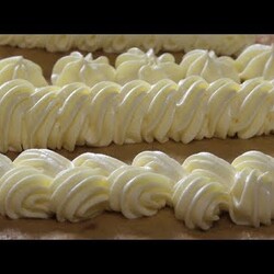 ЗАВАРНОЙ СМЕТАННЫЙ КРЕМ. Крем из доступных продуктов для тортов и пирожных.