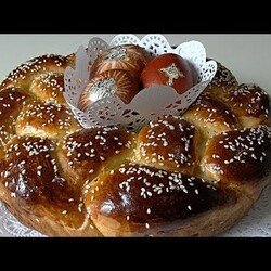 Пасхальный венок с начинкой, сдобный пасхальный пирог.