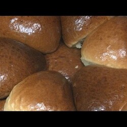 Дрожжевые пирожки,приготовление смазки-красивая колеровка.