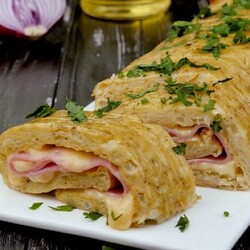 Вкуснейший закусочный рулет из картофеля и ветчины - Лучшие рецепты