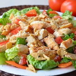 Салат цезарь с помидорами черри и курицей