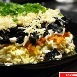 Слоеный салат с жареными грибами, курицей и сыром