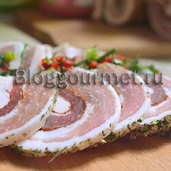 Малосольный рулет из сала с зеленью и специями