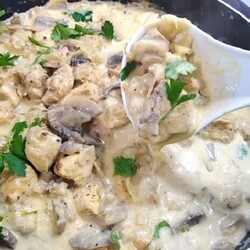 Курица с грибами в сметанном соусе: вкусный ужин на сковороде - Лучшие рецепты