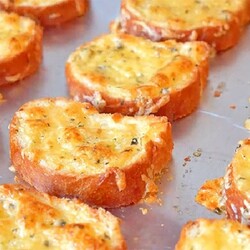 Чесночно-сырные гренки: станут идеальным дополнением к первому блюду - Лучшие рецепты