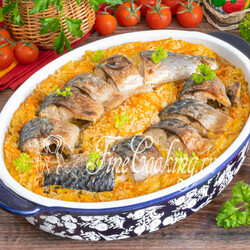 Скумбрия с рисом и овощами в духовке