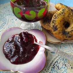 Вишнёво-клубничное варенье на сковороде - 9 пошаговых фото в рецепте