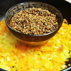 Заново открыли для себя гречку. Жарим с морковью и добавляем лук - Steak Lovers - медиаплатформа МирТесен