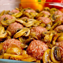 Повар подсказал самый простой способ добавить вкуса фрикаделькам. Он просто кладет между ними шампиньоны