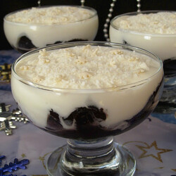 Чернослив в вине под сметанным соусом