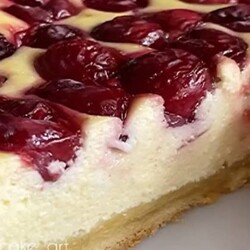 Творожный пирог с черешней