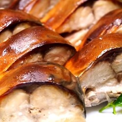 Вкусное блюдо из скумбрии можно есть как горячим, так и холодным