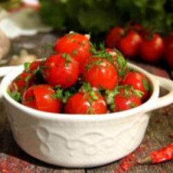 Маринованные помидоры черри с чесноком быстрого приготовления