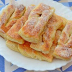 Хворост из слоёного теста на сковороде