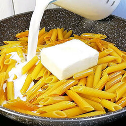 Вместо того, чтобы варить макароны, потушили на сковороде с молоком. Получилось блюдо из ресторана - Steak Lovers - медиаплатформа МирТесен