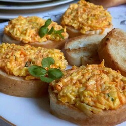 «Неймовірно смачні канапки із морквою та часником»: ви готуватимете їх щодня