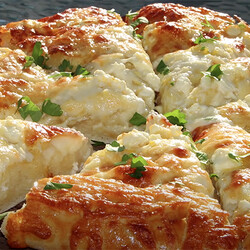 Сворачиваем сыр в лист теста и сырный пирог почти готов