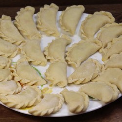 Тесто такое просто «ах»… Эти вареники даже замороженные не трескают и начинка аппетитная. Номер один для меня