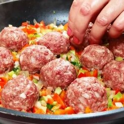 Засыпаю рисом фрикадельки на сковороде. Готовлю простой и вкусный ужин - Вкусные рецепты - медиаплатформа МирТесен