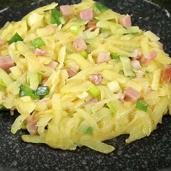 Делаем драники сытнее: добавляем внутрь немного колбасы - Steak Lovers - медиаплатформа МирТесен