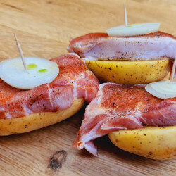 Заворачиваем половинки картофеля в фольгу и добавляем немного мяса с луком. Слоеная закуска за полчаса