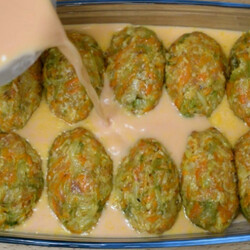 Заливаем котлеты соусом и ставим в духовку: закуска и гарнир в одном блюде