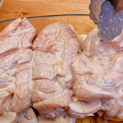 Грудка в духовке становится похожа на крем. Маринуем в сметане, чтобы мясо пропиталось полностью - Steak Lovers - медиаплатформа МирТесен