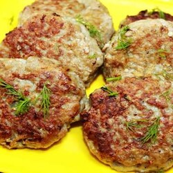 250 г фарша и целая сковорода вкусных котлет готова. Никто не догадывается с чем они - Вкусные рецепты - медиаплатформа МирТесен