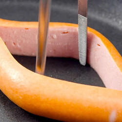 Разрезаем сосиску вдоль, держим 30 секунд, а потом готовим внутри яичницу