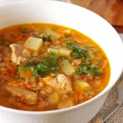 Очень аппетитный гречневый суп с жареным мясом