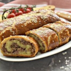 Рулет из слоёного теста с фаршем