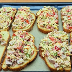 Пицца-брускетты в 10 минут: раскладываем салат на порезанный батон и почти готово