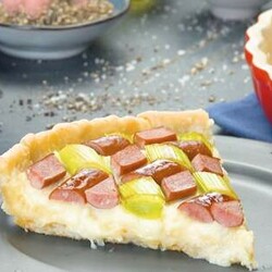 Сытный пирог с начинкой: сосиски, картошка и лук-порей в одном вкусном блюде - Вкусные рецепты - медиаплатформа МирТесен