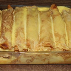 Держите себя в руках. Думаю, с такой начинкой и заливкой блинцы вы еще не пробовали