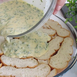 Превращаем батон в основу пирога. Залили начинкой и запекаем словно тесто