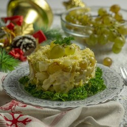 Салат «Новогодняя сказка» с фруктами и сыром