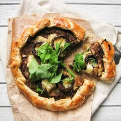 Тарт из слоеного  теста с грибами
