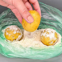 Молодой картофель обваливаем в муке и отправляем на 25 минут в духовку: не хуже, чем запеченный на костре - Вкусняшка                                             - 19 июня                                             - 43891595089 - Медиаплатформа Мир